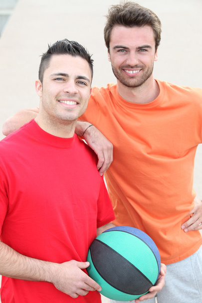 Two friends playing basketball - Foto, Bild