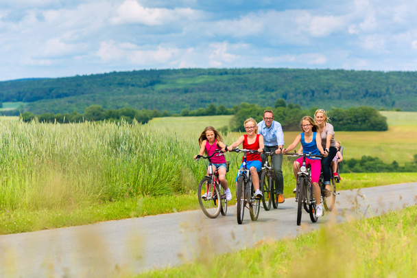 Családi kerékpározás a nyári, vidéki táj - Fotó, kép