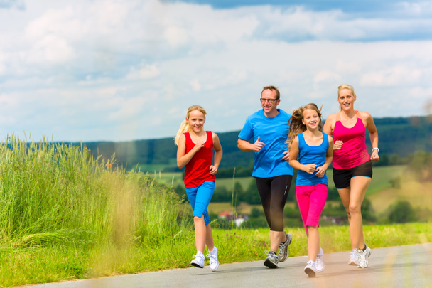 Onnellinen perhe juoksee ulkona kesällä
 - Valokuva, kuva