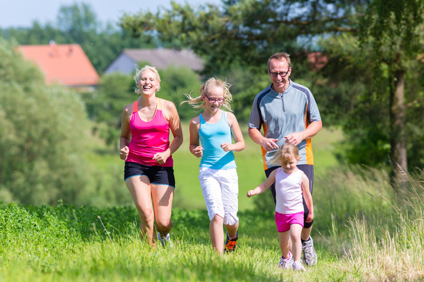 Family sport running through field - Zdjęcie, obraz