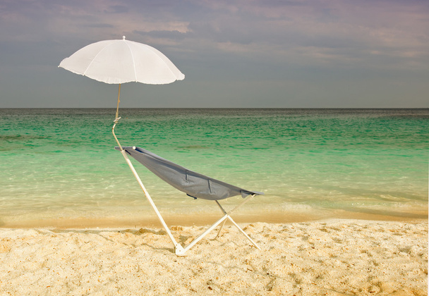 Chaise longue et parasol sur la plage
 - Photo, image