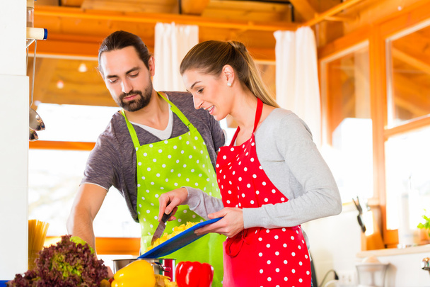 Пара готує на домашній кухні здорову їжу
 - Фото, зображення