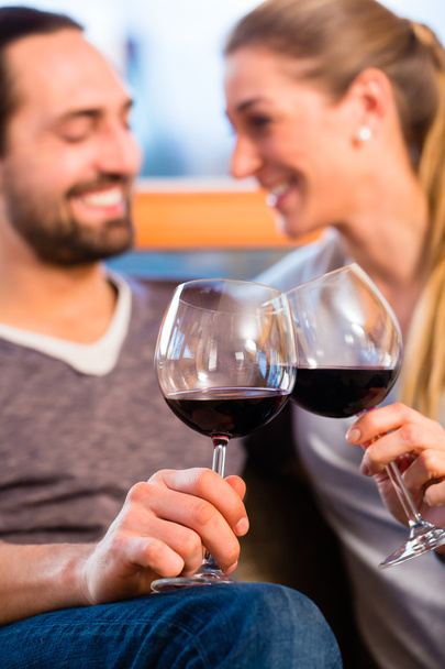 hermosa pareja bebiendo vino tinto en casa
 - Foto, imagen
