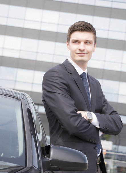 Przystojny młody biznesmen w pobliżu jego samochód - Zdjęcie, obraz