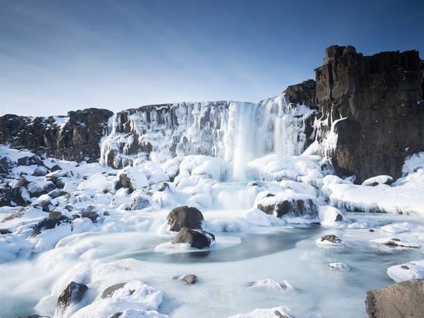 Cascade en hiver dans la vallée de pingvellir en Islande
 - Photo, image