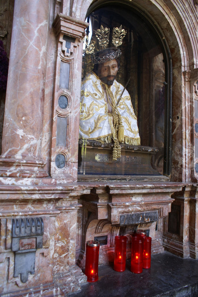 Buste van de Christus in een alkoof & kaarsen in Malaga Cathedral in Andalusië, Spanje - Foto, afbeelding
