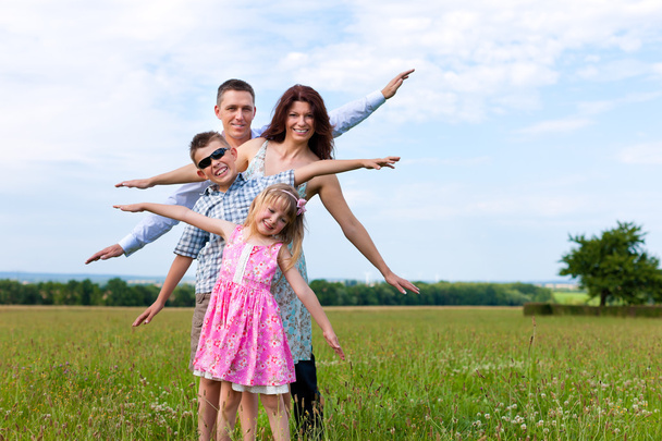 Щаслива сім'я на лузі влітку
 - Фото, зображення