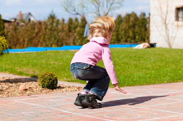Dívka si hraje v jarní zahradě bavit - Fotografie, Obrázek