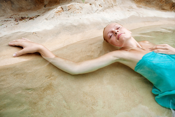 mulher flutuante e relaxante de uma piscina natural
 - Foto, Imagem