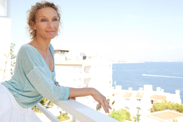 mujer relajante en resort hotel balcón
 - Foto, Imagen