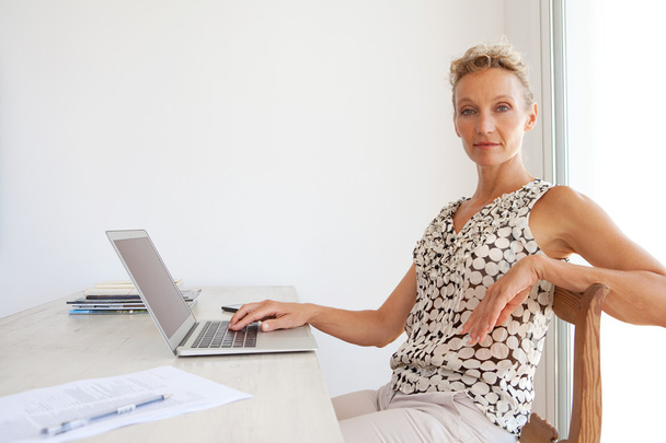 Žena pomocí notebooku v domácí kanceláři - Fotografie, Obrázek