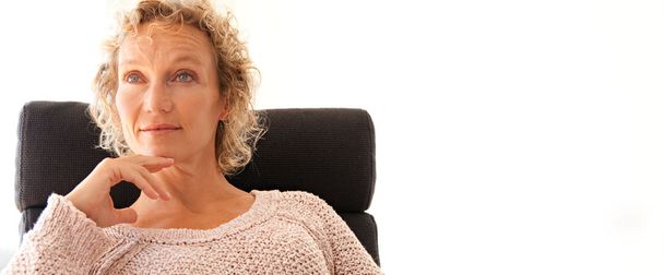 зріла жінка сидить в офісному кріслі
 - Фото, зображення