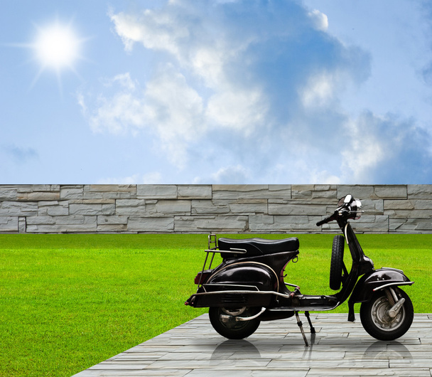 Black retro scooter parking in the garden - Foto, Bild