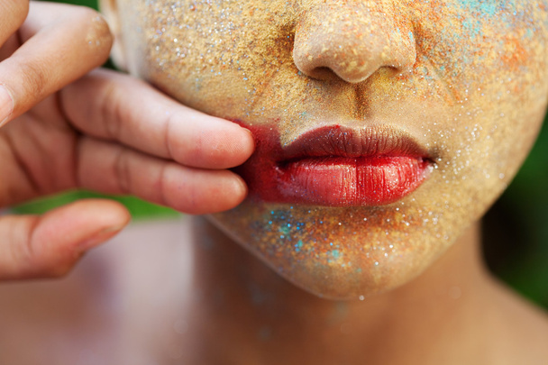 visage de fille avec pigment de poudre de maquillage et paillettes
 - Photo, image