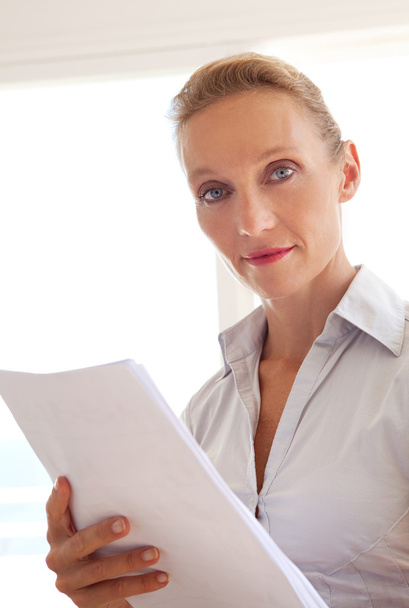 business woman holding and reading paperwork - Zdjęcie, obraz