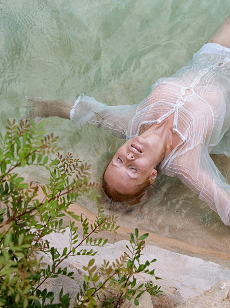женщина лежит и отдыхает в бассейне
 - Фото, изображение