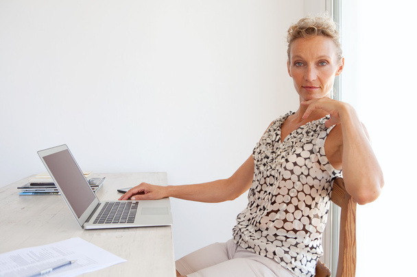 woman using a laptop computer in office - Foto, afbeelding