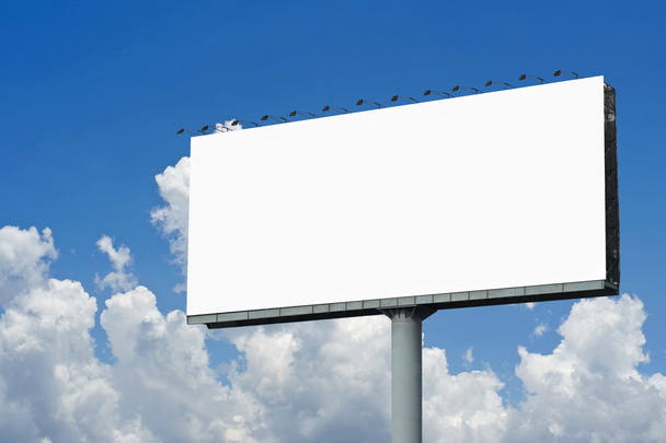 panneau d'affichage vierge pour la publicité sur fond de ciel
 - Photo, image