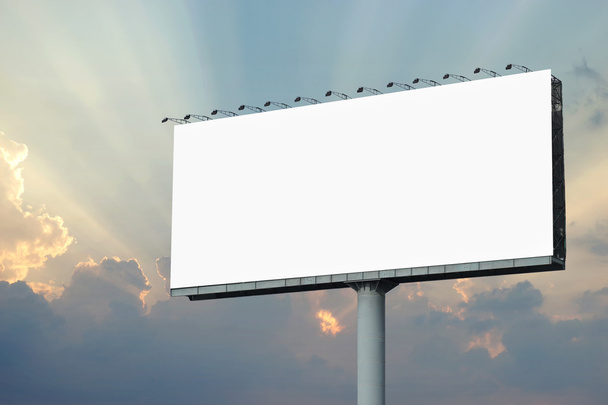 cartelera en blanco para la publicidad en el fondo del cielo
 - Foto, imagen