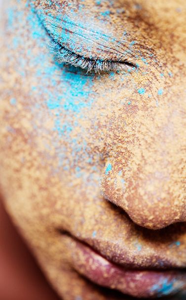 girl face with makeup powder pigment and glitter - Zdjęcie, obraz