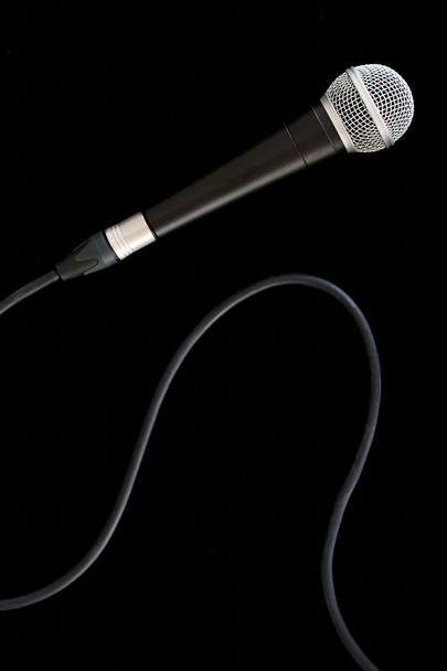 schwarzes und silbernes Musikmikrofon - Foto, Bild