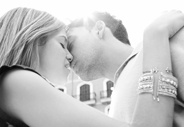 casal sendo romântico e apaixonadamente beijando
 - Foto, Imagem