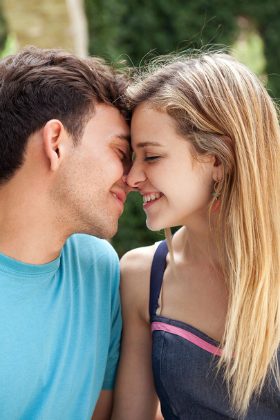 casal atraente beijando e sorrindo
 - Foto, Imagem