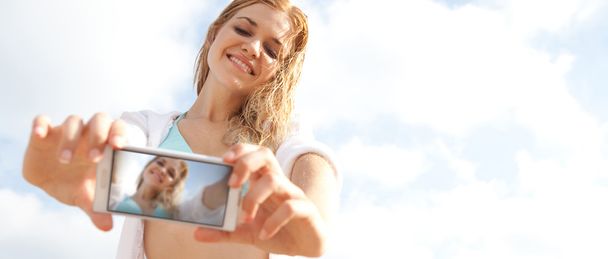 mujer tomando selfies fotos en la playa
 - Foto, Imagen