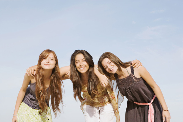 grupo de tres chicas amigas sonriendo a la cámara
 - Foto, imagen