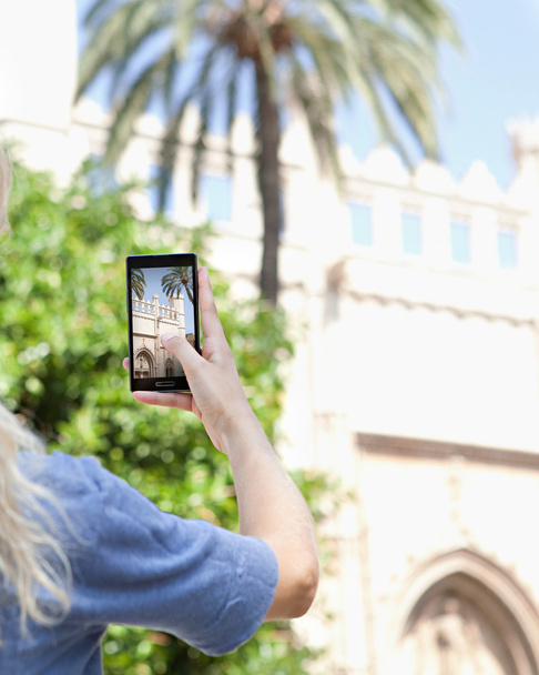 mulher tirar fotos em um dispositivo de smartphone
 - Foto, Imagem