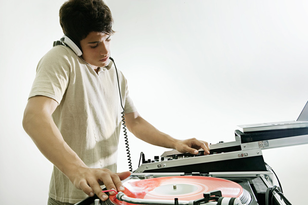 DJ spelen en muziek in een nachtclub te mengen - Foto, afbeelding