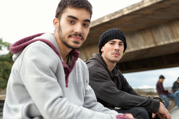 due amici adolescenti seduti in uno skateboard park
 - Foto, immagini