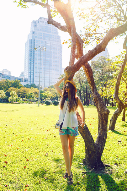 woman posing in beautiful tropical park - Zdjęcie, obraz