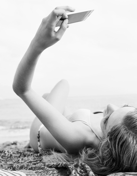 женщина с помощью смартфона на пляже - Фото, изображение