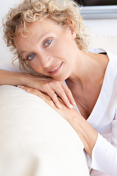 Portrait of mature woman relaxing at home - Foto, afbeelding