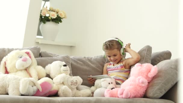 Little girl listening to music - Metraje, vídeo