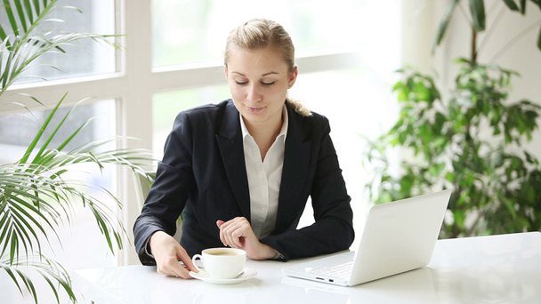 Young business woman sitting - Filmmaterial, Video