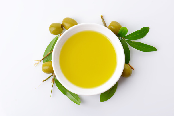 Schüssel mit Olivenöl - Foto, Bild