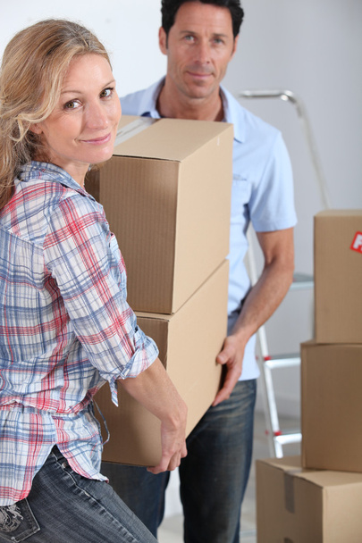 Couple moving in carrying cartons - Foto, imagen