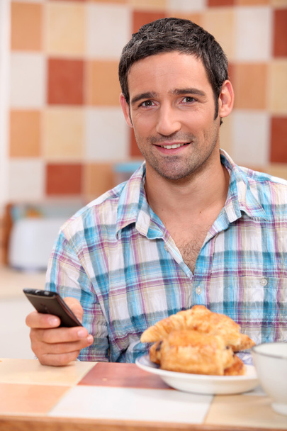 Man texting over breakfast - Φωτογραφία, εικόνα