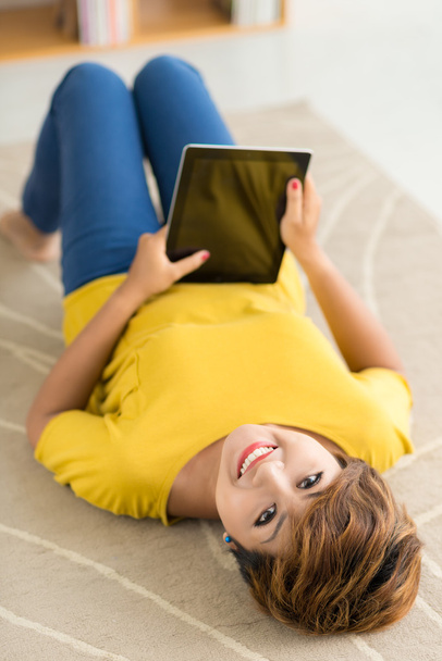 Donna rilassante con tablet digitale
 - Foto, immagini