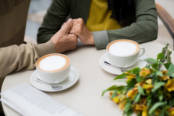 encontro romântico em um café
 - Foto, Imagem