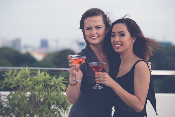 Vriendinnen met cocktails - Foto, afbeelding