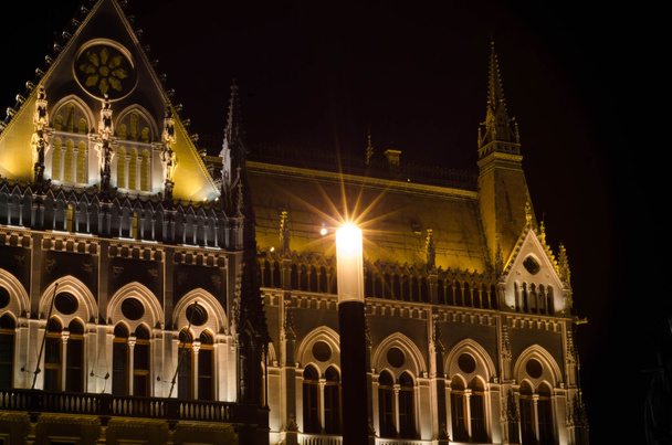 Het Hongaars parlementsgebouw met heldere en mooie illu - Fotoğraf, Görsel