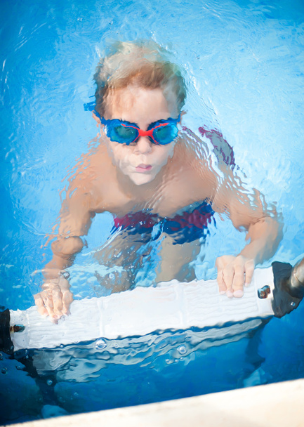chlapec plavání v bazénu - Fotografie, Obrázek