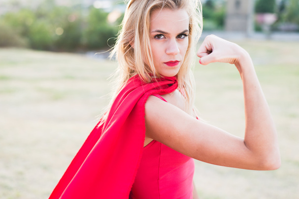 Jovem mulher como super-herói ou maravilha
 - Foto, Imagem