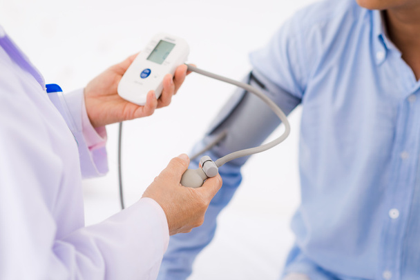 Lékař kontroluje krevní tlak - Fotografie, Obrázek