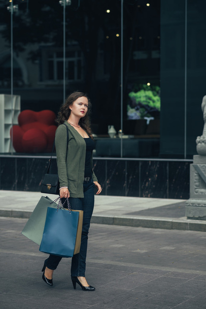 mujer con bolsas de compras - Foto, Imagen