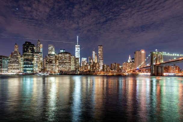 Ponte de Brooklyn e centro de Nova York no crepúsculo
 - Foto, Imagem