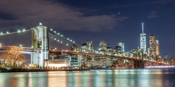 Brooklyn Köprüsü ve New York City Downtown'da alacakaranlık - Fotoğraf, Görsel